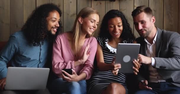 Happy multiracial mladí přátelé dělat skupiny on-line konferenční video hovor — Stock video