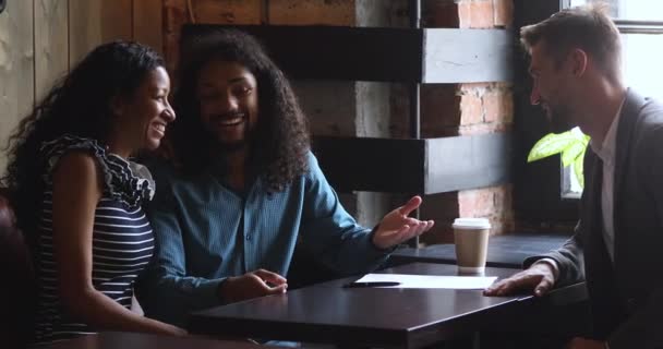 幸せなアフリカのカップルの顧客は保険契約の握手ブローカーに署名 — ストック動画