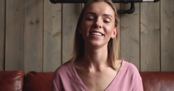 Mutlu genç kız blogcu etkileyicisi kamera kayıt bloguna konuşuyor — Stok video