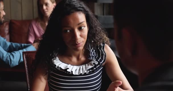Mosolygó fiatal afrikai nő beszél férfi kávézóban találkozó — Stock videók