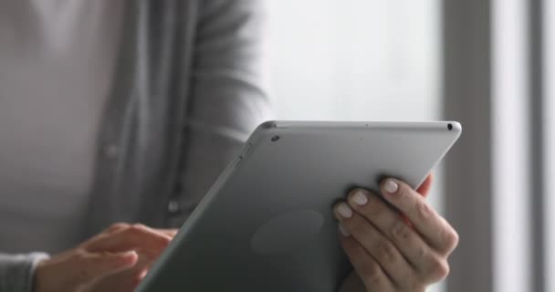 Vue rapprochée de la femme d'affaires tenant en utilisant le concept de tablette numérique — Video