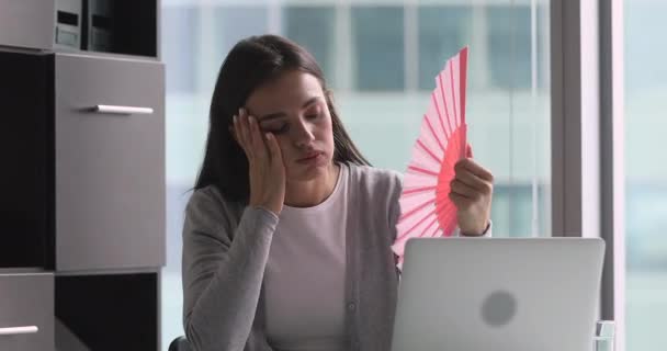 Втомлена спітніла бізнес-леді махає вентилятором страждає від спеки в офісі — стокове відео