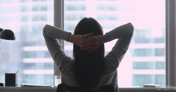 Achteraanzicht van succesvolle zakenvrouw ontspannen zitten in kantoor stoel — Stockvideo