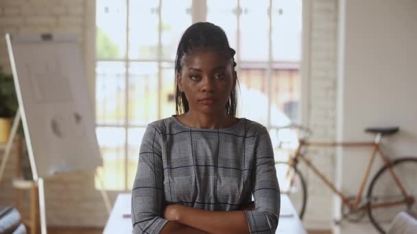 Vážný šťastný sebevědomý africký americký podnikatelka vůdce portrét — Stock video