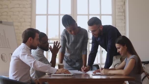 Glada olika manliga kollegor ger high five på gruppmöte — Stockvideo