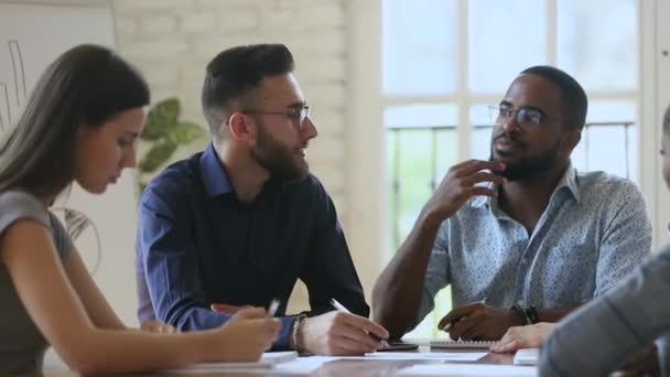 다양 한 인종을 가진 사업을 하는 사람들 이 회사 브리핑중에 의사소통을 한다 — 비디오