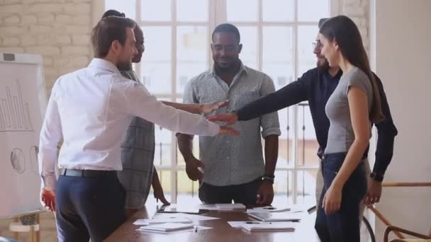 Feliz equipo multirracial apilan manos juntas motivadas por el éxito corporativo — Vídeos de Stock