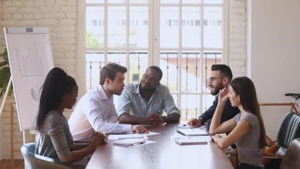 Feliz equipo de negocios alegres dar cinco altos celebrando contrato exitoso — Vídeos de Stock