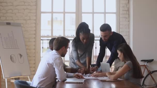 Equipe multirracial trabalhando em conjunto discutir novo plano de negócios em briefing — Vídeo de Stock