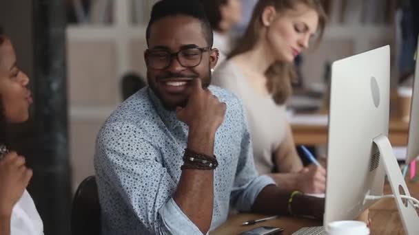 Twee gelukkige Afrikaanse collega 's bespreken online computerproject op het werk — Stockvideo