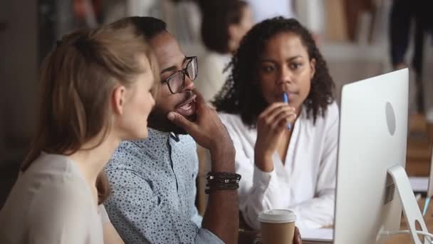 Professor do sexo masculino africano instruindo mulheres estagiárias explicando projeto de computador — Vídeo de Stock