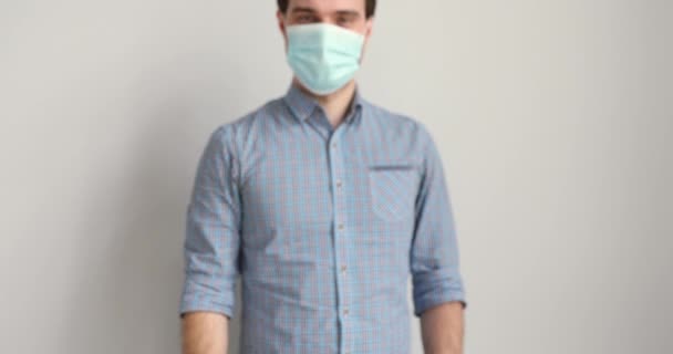Affärsman i medicinsk mask skyddshandskar stretch arm för handslag — Stockvideo