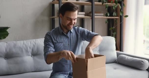 Homem pacote aberto sinceramente feliz loja on-line comprou bens — Vídeo de Stock