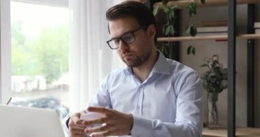 İş adamı zarfı açar. Mektupta mutlu olduğu yazıyor.