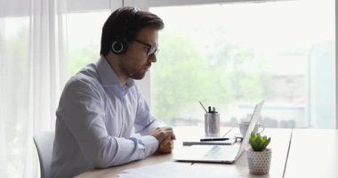 Patron, kulaklık ve video çağrı uygulaması kullanarak uzak görüşmeleri yönetiyor