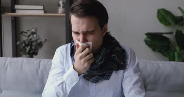 L'homme est tombé malade couvrir la bouche avec des toux de tissu se sent malsain — Video