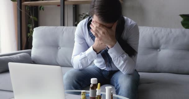 Hombre enfermo soplar secreción nasal estornudos sufren de gripe — Vídeos de Stock