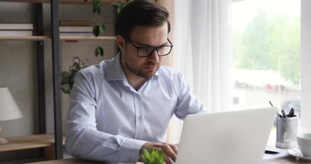 Empresario trabajando en el ordenador portátil recibir correo electrónico se siente increíble feliz — Vídeo de stock