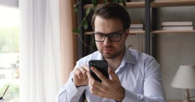 İş yerindeki erkek mesajlaşırken sevinçten haykırıyor.