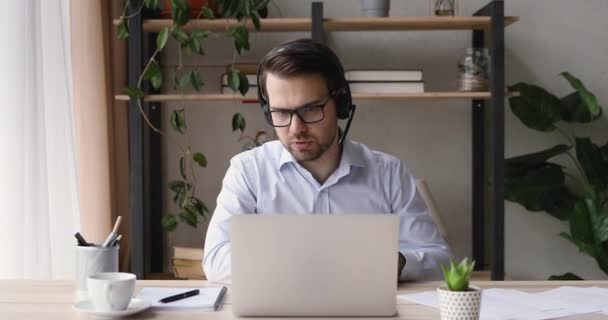 Důvěryhodný podnikatel mluvit s klientem vzdáleně pomocí videokonferenční aplikace — Stock video