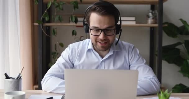Επιχειρηματίας μιλάει με συνάδελφο γέλιο πάνω από ένα ανέκδοτο χρησιμοποιώντας videocall επικοινωνίας — Αρχείο Βίντεο