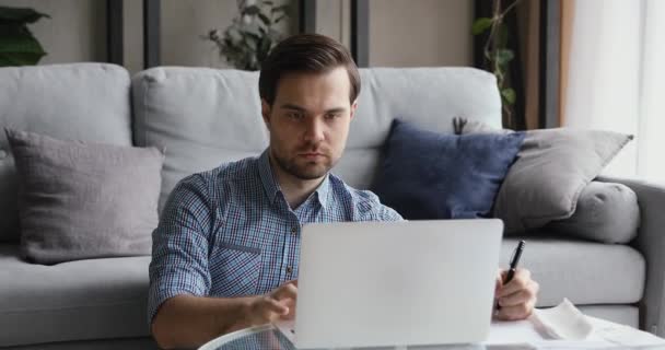 Gericht zakenman gebruik laptop schrijven notities werken vanuit huis — Stockvideo