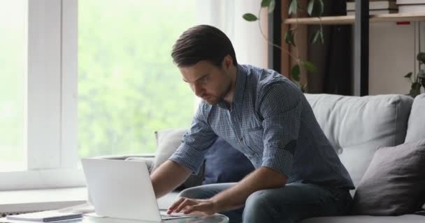 Seriöse Geschäftsleute nutzen Laptop, um Notizen von zu Hause aus zu schreiben — Stockvideo