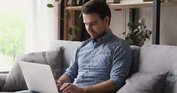 Guy menggunakan laptop menerima email persetujuan pinjaman bank terasa bahagia — Stok Video