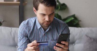 Adam internet üzerinden kart ve cep telefonu kullanarak alışveriş yapıyor.