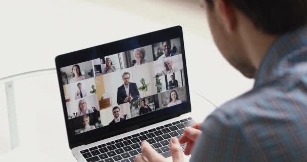 Hombre involucrado en grupo videocall portátil vista sobre el hombro masculino — Vídeos de Stock