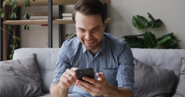 Muž pomocí smartphone baví na internetu vychutnat volný čas — Stock video