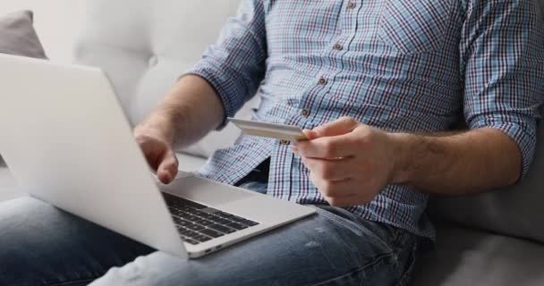 Hombre usando el ordenador portátil y la compra de tarjetas de crédito en primer plano de Internet — Vídeos de Stock