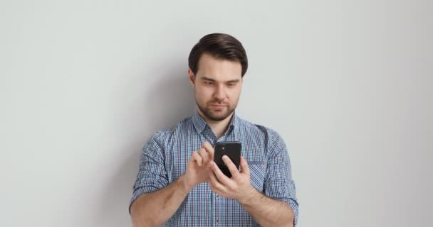 Tipo de pie contra gris estudio mensaje de texto de fondo utilizando el teléfono inteligente — Vídeo de stock