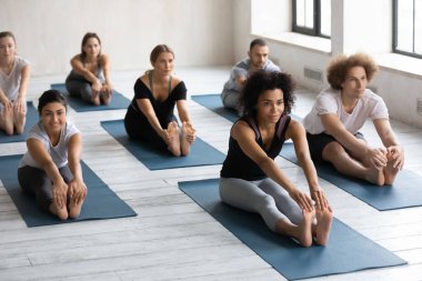 Mutlu melez gençler, eğilip poz veriyorlar..