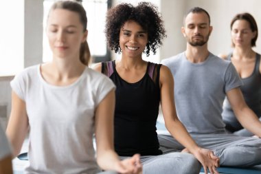 Genç melez kadın iyi bir yoga çalışmasından heyecan duyuyor.