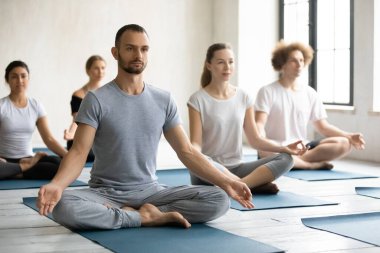 Yakışıklı genç sporcu, Padmasana 'da dinleniyor..