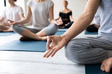 Mudra hareketini kapat. Diz üstü çök..