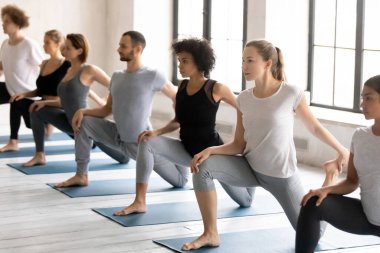 Genç güçlü melez insanlar Eka Pada Rajakapotasana.