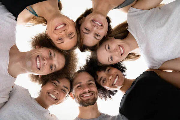 Lachende mooie gemengde ras mensen raken hoofden in cirkel. — Stockfoto