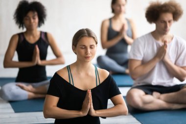 Yoga egzersizleri yapan dikkatli, genç bir kadın..