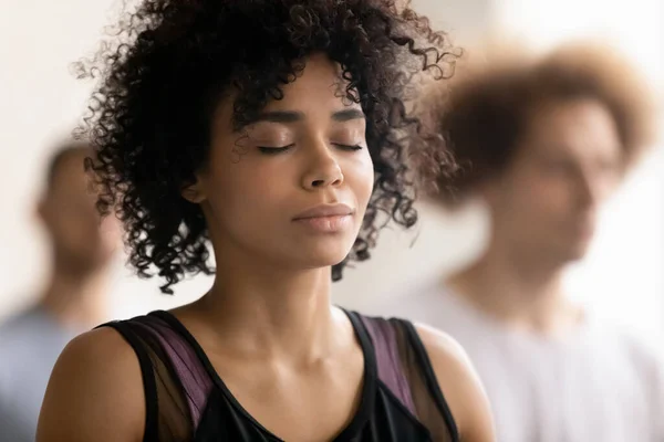 Genç, barışçıl, Afro-Amerikan kadın derin meditasyon yapıyor.. — Stok fotoğraf