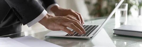 Vista panoramica dell'uomo d'affari che digita sulla tastiera del computer portatile — Foto Stock