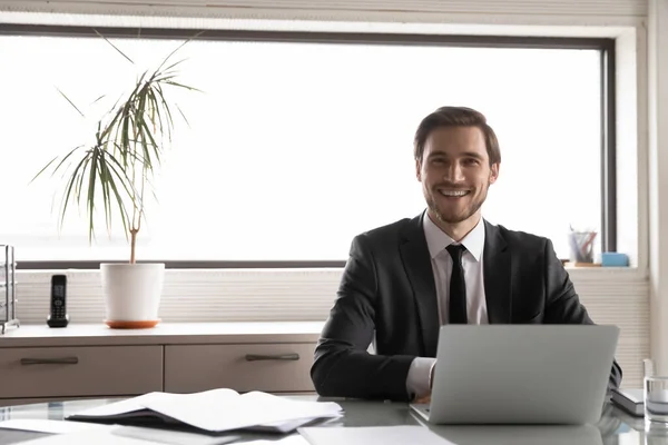 Retrato de sonriente exitoso empresario caucásico en el lugar de trabajo — Foto de Stock