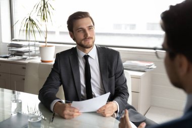 Kafkasyalı işadamı iş ortağıyla yaptığı görüşmede evrak işlerini dikkate aldı