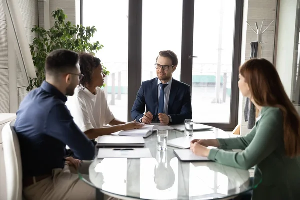 Multiethnische Kollegen diskutieren Geschäftsideen bei Teambüro-Treffen — Stockfoto