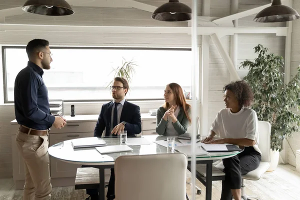 Colegas multirraciales lluvia de ideas en la reunión de grupo en la oficina — Foto de Stock