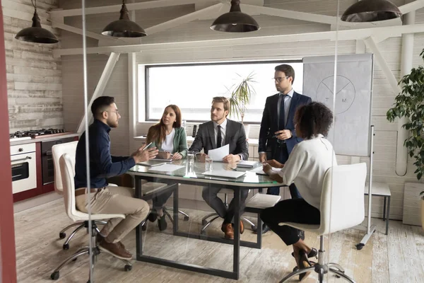 Jovens empresários multirraciais fazem brainstorm na reunião de equipe na sala de reuniões — Fotografia de Stock