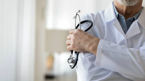 Zbliżenie lekarza w białym mundurze medycznym — Zdjęcie stockowe