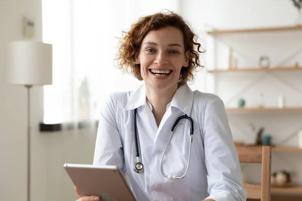 Porträtt av leende kvinnlig läkare med tablett — Stockfoto