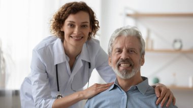 Değer veren kadın doktor portresi yaşlı hastaya destek oluyor
